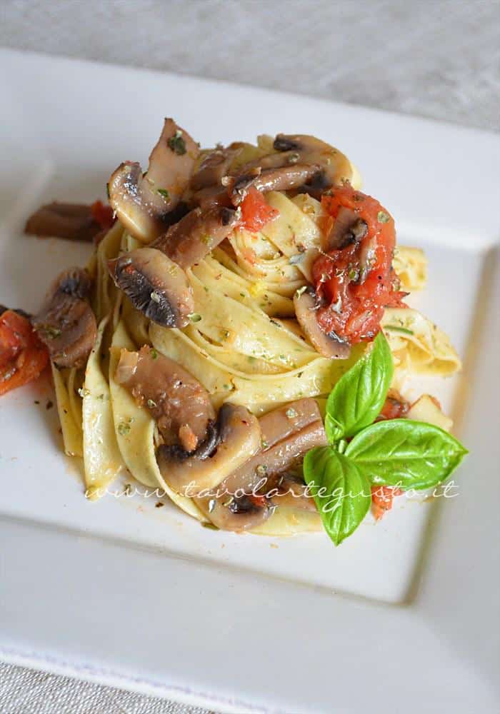 Tagliatelle alle erbe aromatiche e funghi - Ricetta Tagliatelle alle erbe aromatiche e funghi - Ricetta