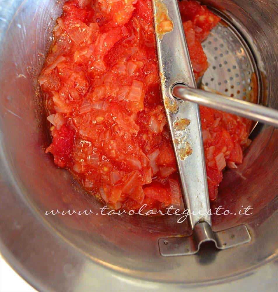 Passare la salsa nel passaverdure, Ricetta Polpette in umido di carne e salsiccia