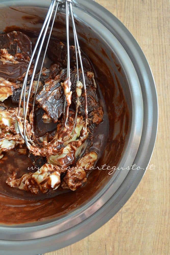 Cioccolato e burro a in fase di scioglimento - Ricetta Torta cioccolato e nocciole