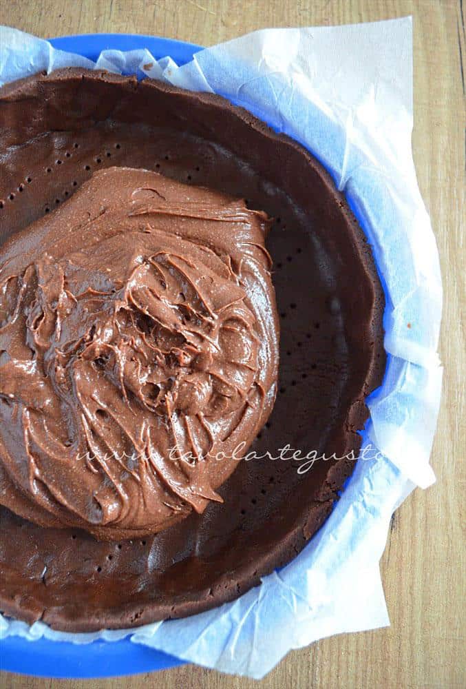 Adagiare il ripieno nel guscio di frolla - Ricetta Crostata morbida al cioccolato