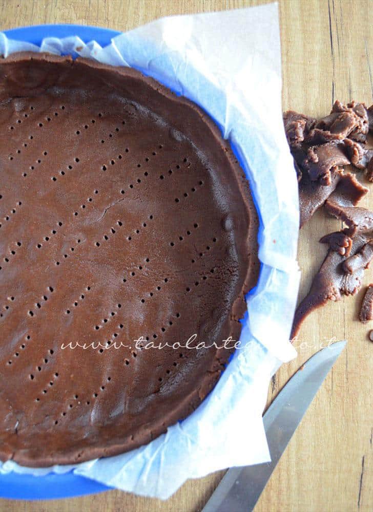 Adagiare la sfoglia di pasta frolla al cacao nello stampo - Ricetta Crostata morbida al cioccolato