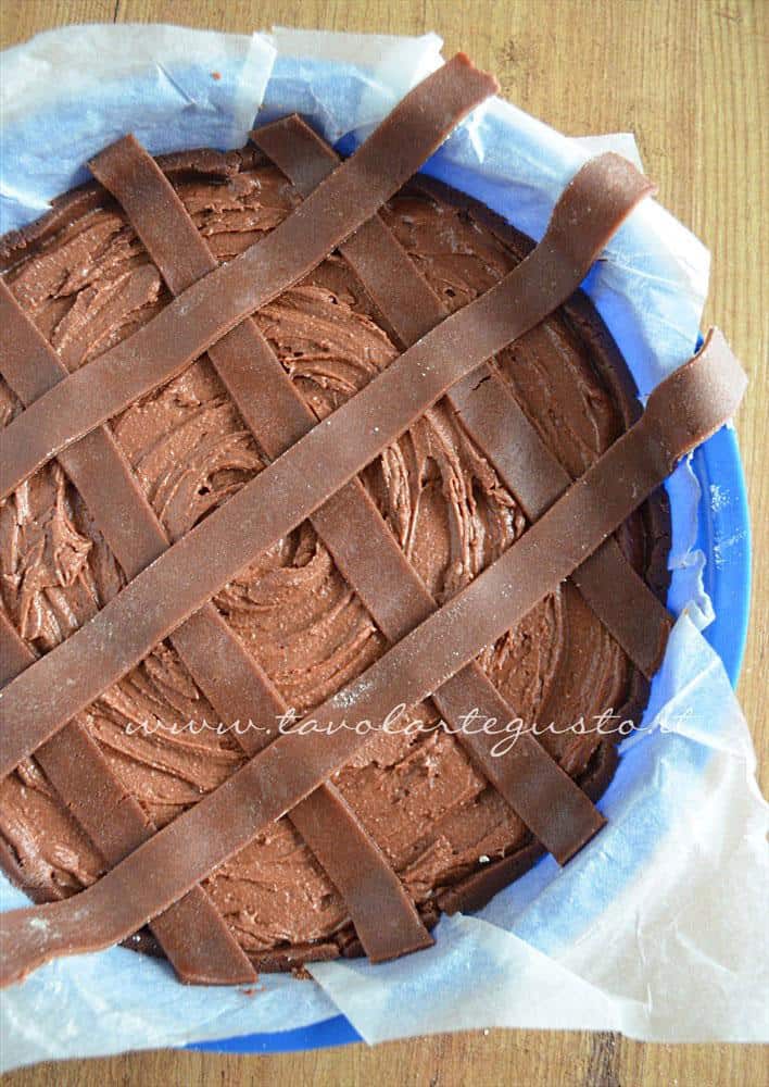 Adagiare le strisce sulla crostata - Ricetta Crostata morbida al cioccolato