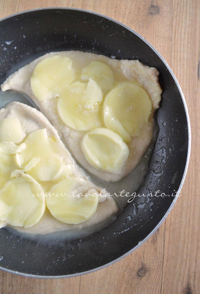 Aggiungere il formaggio tagliato a fettine - Ricetta Petto di pollo al formaggio