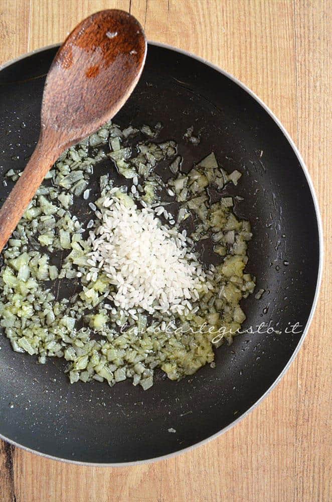 Aggiungere il riso alla cipolla - Ricetta Crema di zucchine-Vellutata di zucchine