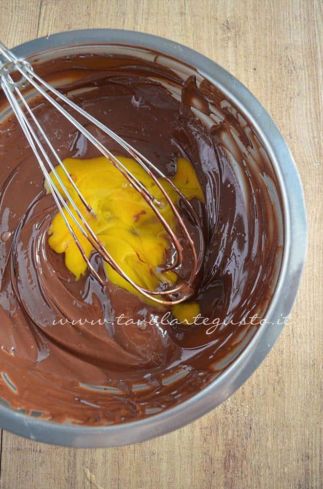Aggiungere il tuorlo alla ganache - Ricetta Crostata morbida al cioccolato