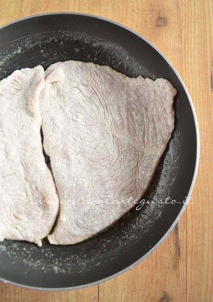 Aggiungere i petti di pollo in padella con il burro caldo - Ricetta Petto di pollo al formaggio