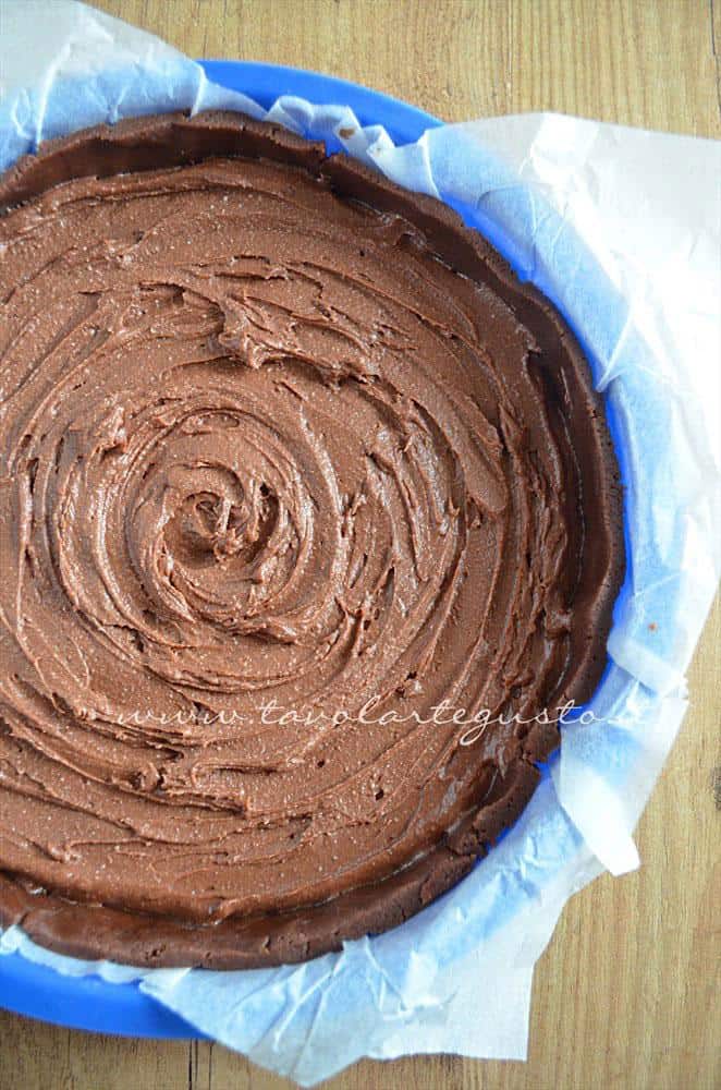 Distribuire perfettamente il ripieno sulla superficie - Ricetta Crostata morbida al cioccolato