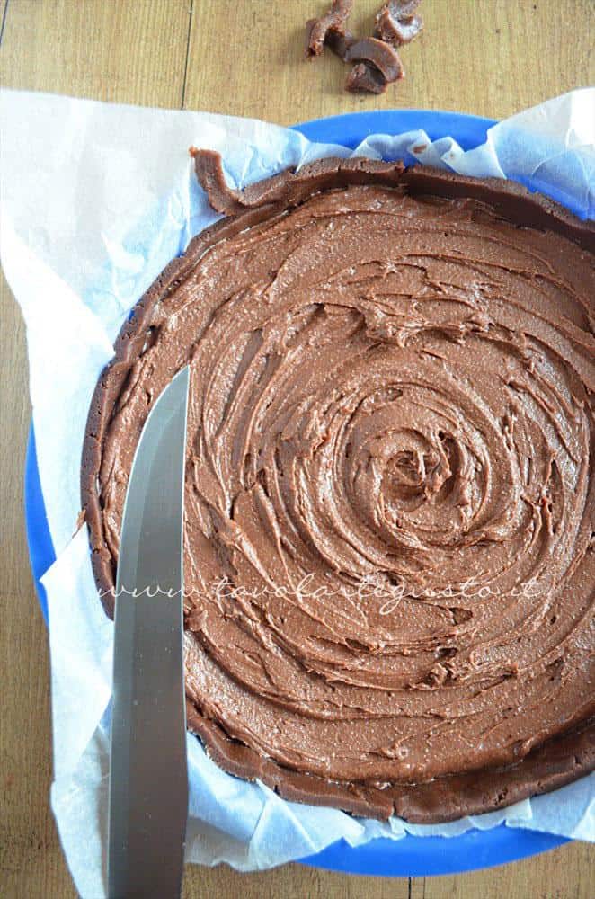 Eliminare la frolla in eccesso con un coltello - Ricetta Crostata morbida al cioccolato