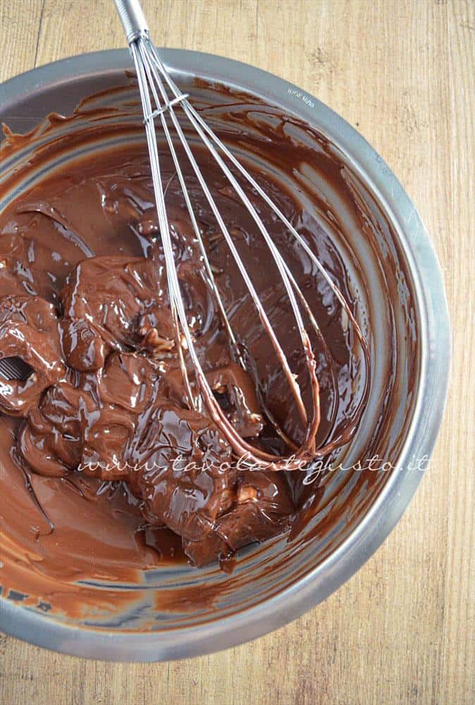 Girare con una frusta a mano il cioccolato a bagnomaria - Ricetta Crostata morbida al cioccolato