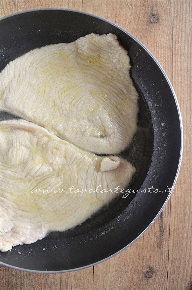 Girare e lasciare cuocere i petti di pollo - Ricetta Petto di pollo al formaggio