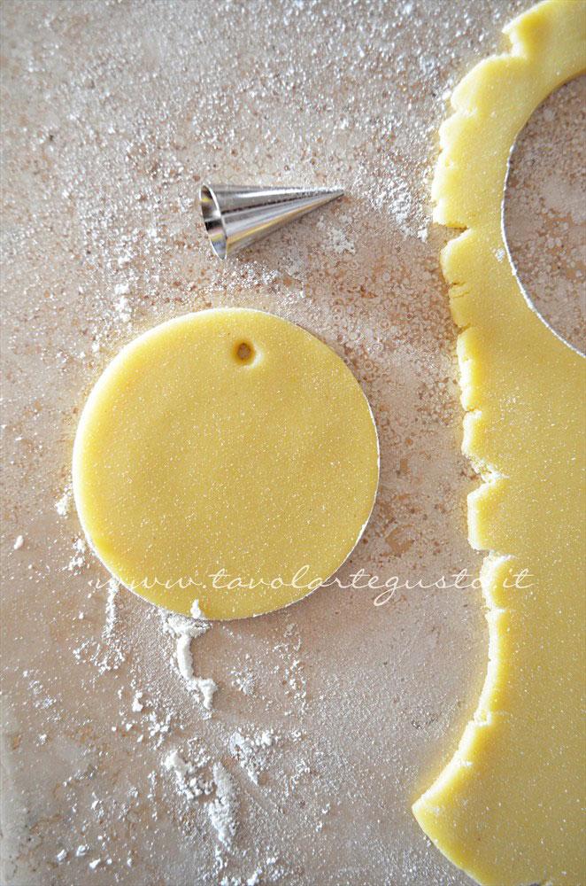 Intagliare i biscotti e forarli - Ricetta Biscotti di Natale decorati in Pasta di Zucchero