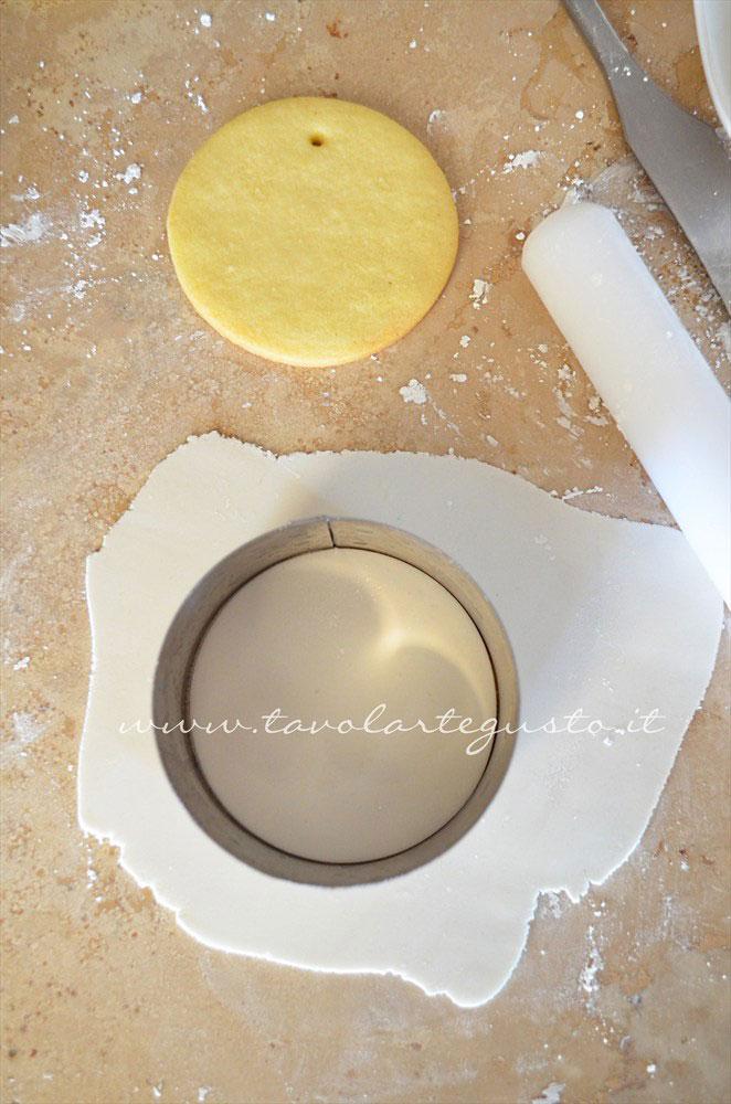 Intagliare la pasta di zucchero - Ricetta Biscotti di Natale decorati in Pasta di Zucchero