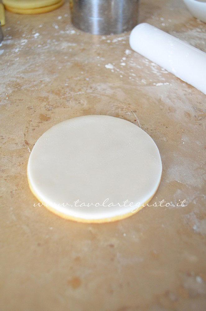 Ricoprire il biscotto con la pasta di zucchero intagliata - Ricetta Biscotti di Natale decorati in Pasta di Zucchero
