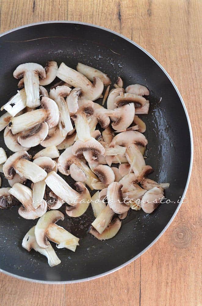 Aggiungere i funghi alla soffrittura di olio, burroe aglio - Ricetta Fagottini di pasta fillo con funghi e prosciutto