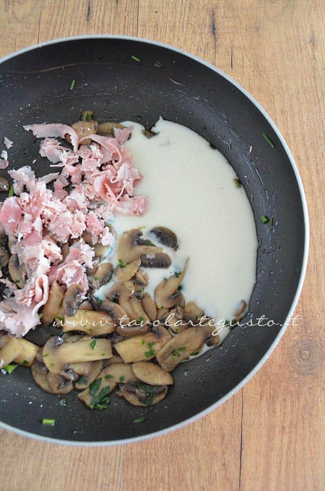 Aggiungere prosciutto e besciamella ai funghi -Ricetta Fagottini di pasta fillo con funghi e prosciutto