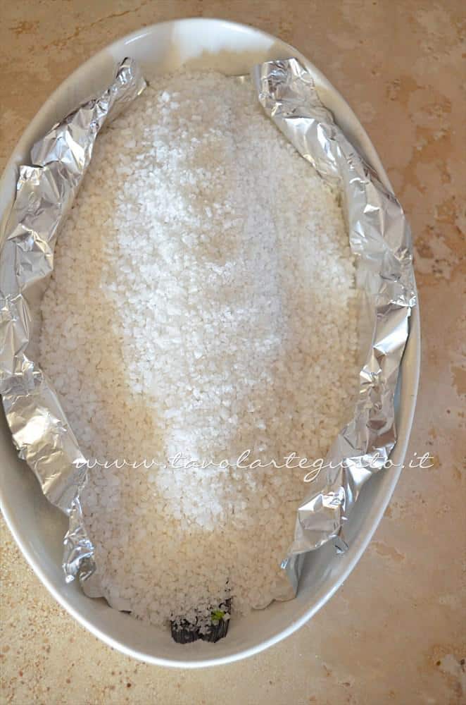 Coprire il Branzino di sale grosso - Ricetta Branzino al sale