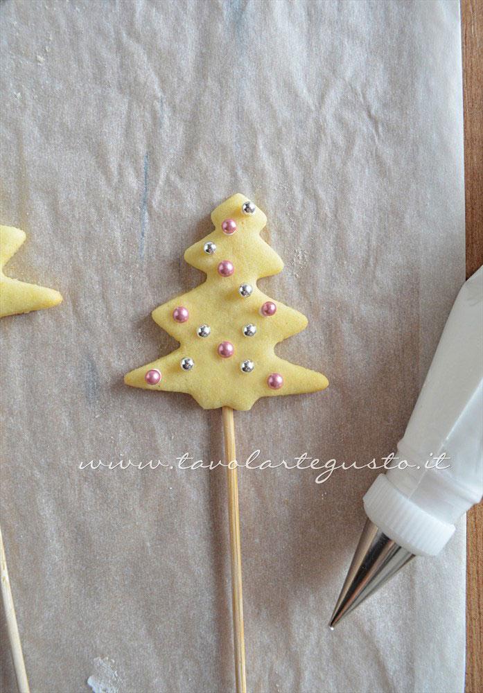 Decorare Biscotti su stecco(4) - Ricetta Biscotti lecca lecca natalizi (Christmas Cookies pops) - Ricetta di Tavolartegusto