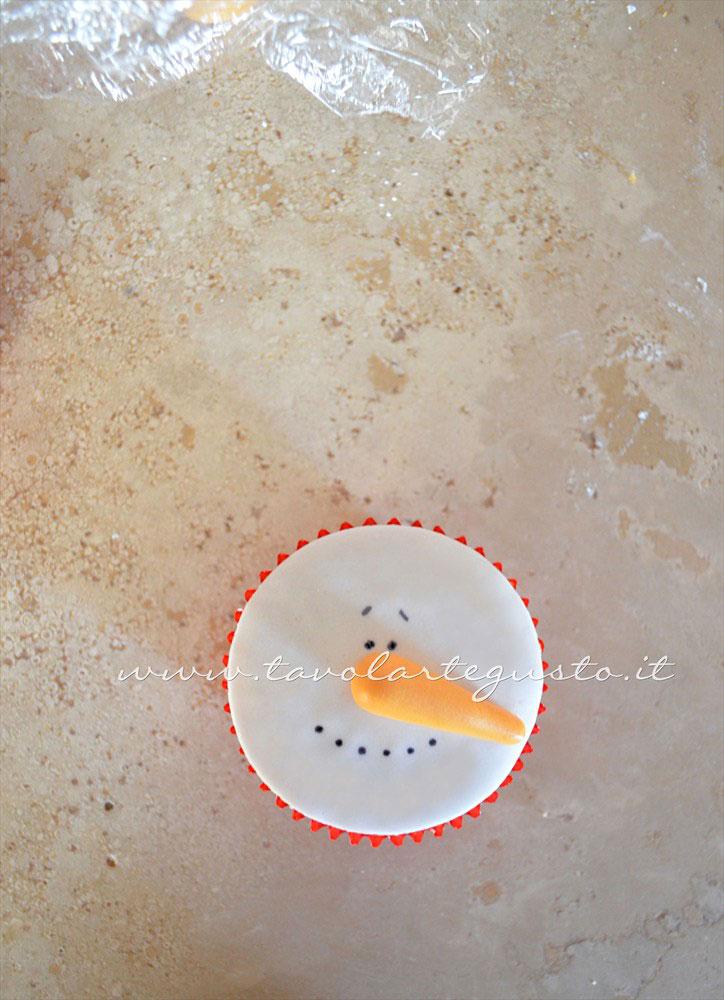 Disegnare la bocca del pupazzo di neve - Ricetta Cupcakes Natalizi decorati in Pasta di Zucchero - Cupcakes di Natale