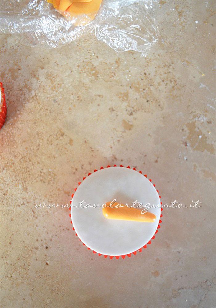Incollare il naso - carota sulla tortina - Ricetta Cupcakes Natalizi decorati in Pasta di Zucchero - Cupcakes di Natale