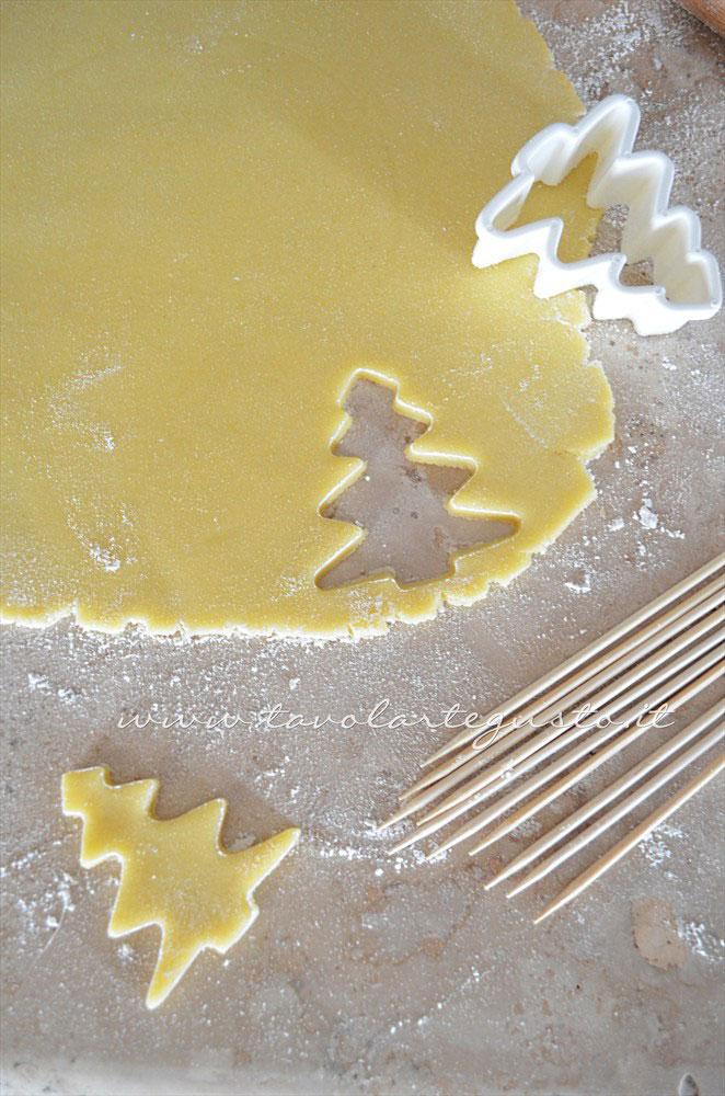 Intagliare i biscotti - Ricetta Biscotti lecca lecca natalizi (Christmas Cookies pops) - Ricetta di Tavolartegusto