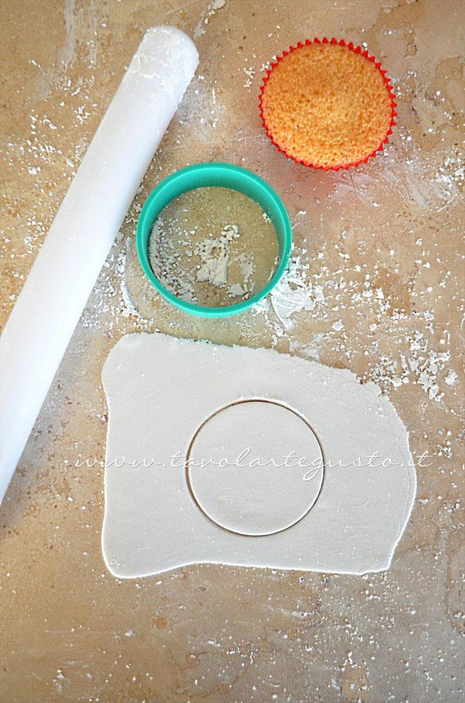 Intagliare la pasta di zucchero con il taglia biscotti - Ricetta Cupcakes Natalizi decorati in Pasta di Zucchero - Cupcakes di Natale