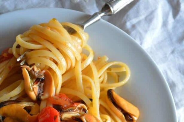 Linguine con le cozze e pomodorini - Spaghetti con le cozze e pomodorini - Ricetta - Ricetta di Tavolartegusto