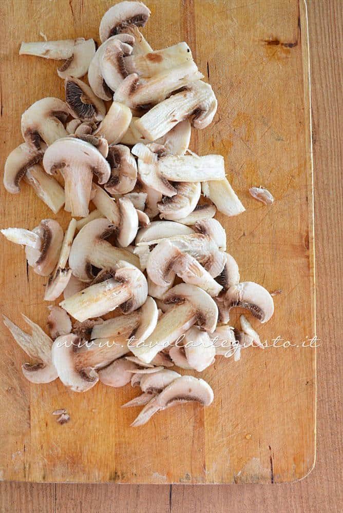 Pulire, lavare e affettare i funghi - Ricetta Fagottini di pasta fillo con funghi e prosciutto
