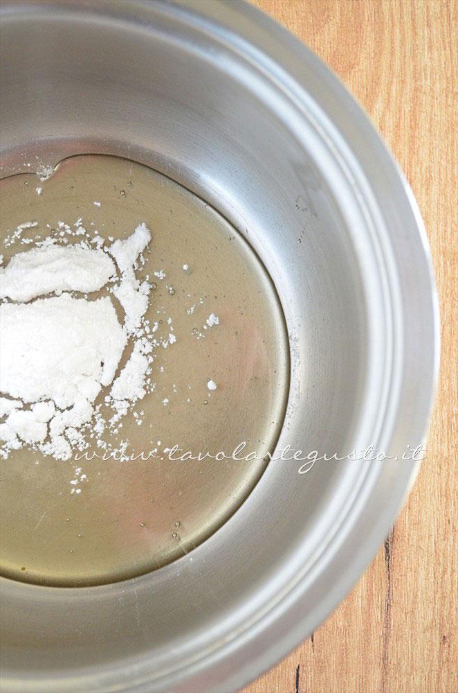 Sciogliere il miele con lo zucchero a velo -Ricetta ...