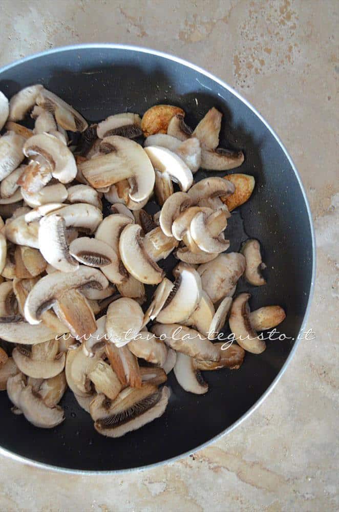 Aggiungere i funghi in padella con aglio soffritto - Ricetta Sformatini di patate con funghi