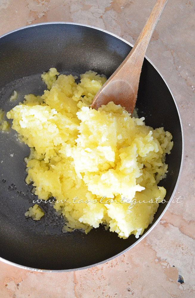 Aggiungere la pure di patate in padella con il burro - Ricetta Sformatini di patate con funghi