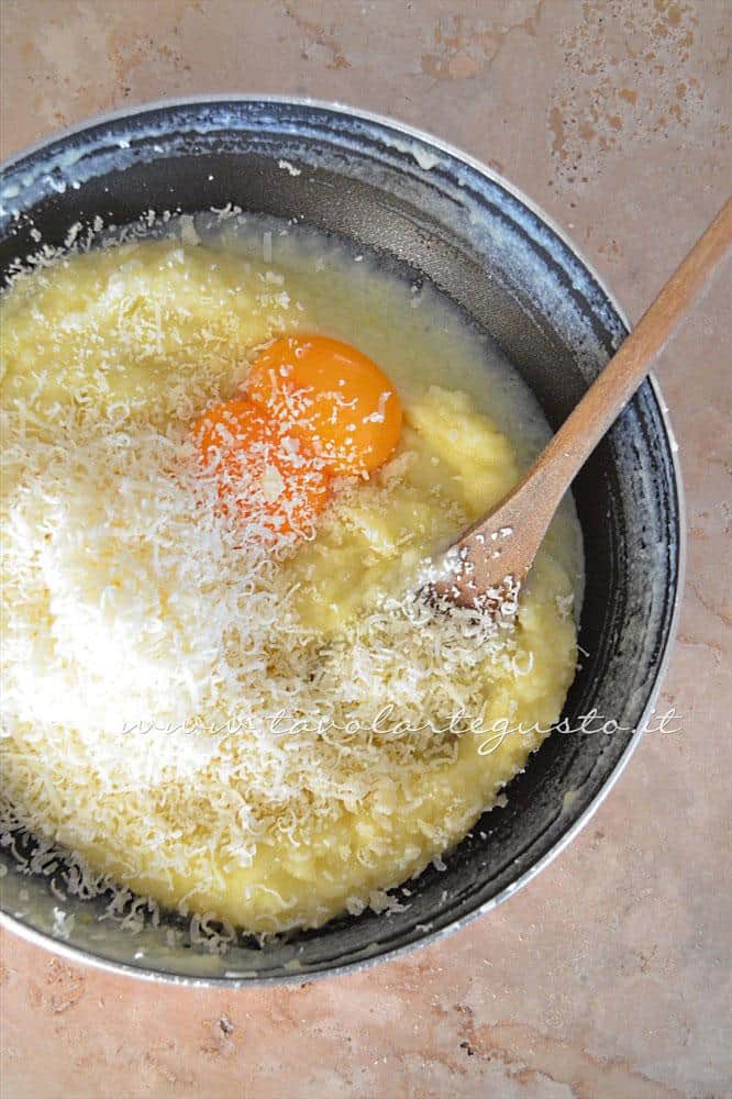 Aggiungere le uova e il parmigiano - Ricetta Sformatini di patate con funghi