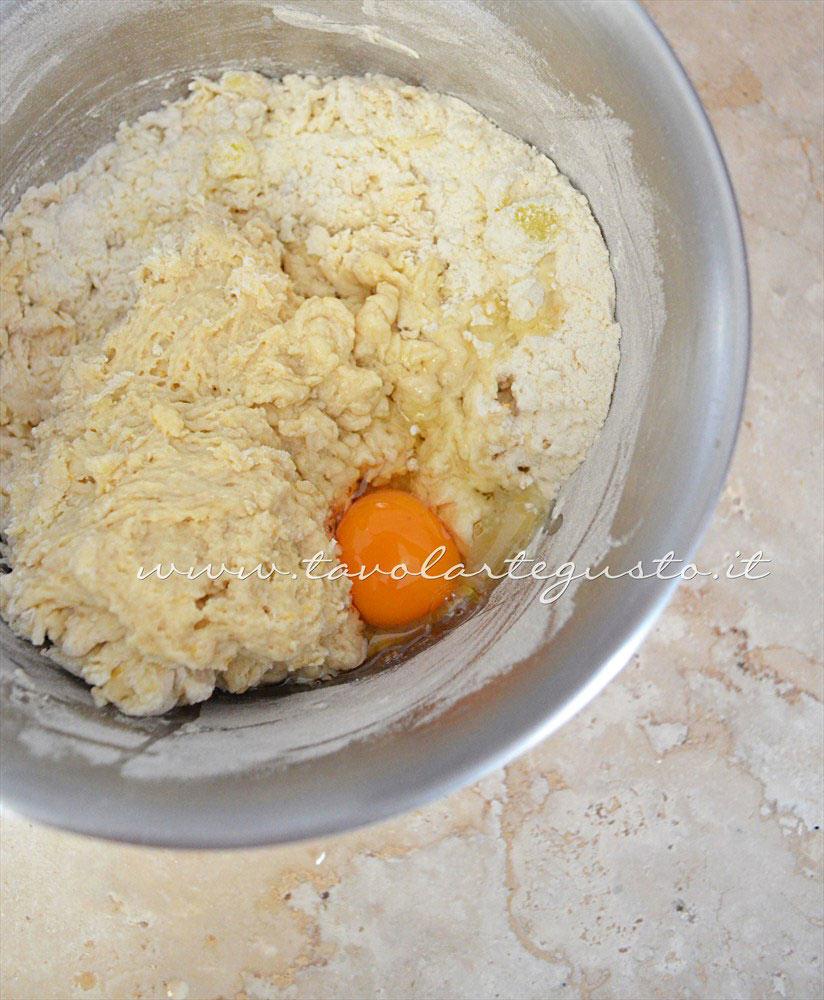Aggiungere l'uovo - Ricetta Zeppole di patate al forno
