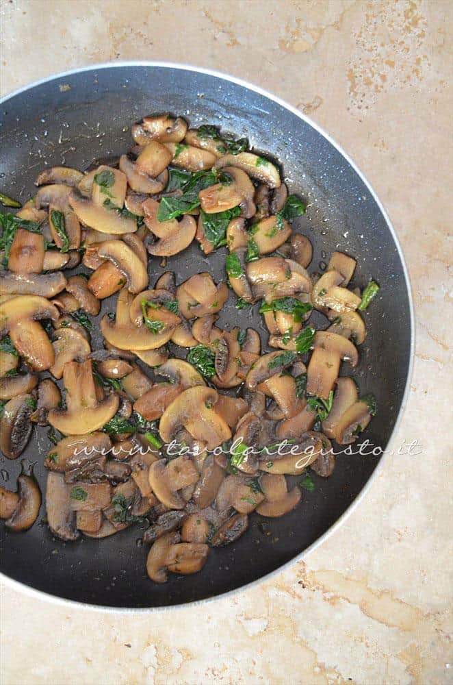 Funghi trifolati - Ricetta Sformatini di patate con funghi