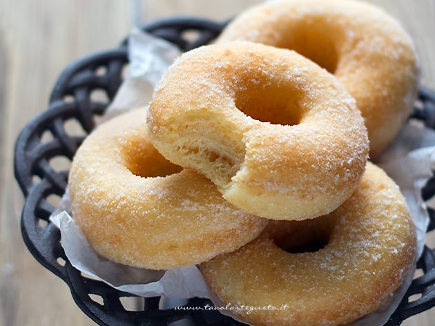 Ciambelle fritte - Graffe senza patate sofficissime - Ricetta Ciambelle - Ricetta di Tavolartegusto