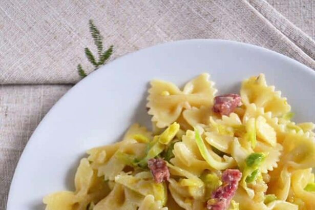 Pasta con Cavolini di Bruxelles, Salame e Brie - Ricetta Pasta con Cavolini di Bruxelles - Ricetta di Tavolartegusto