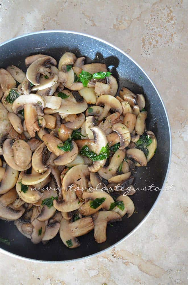 Unire sale, pepe e prezzemolo ai funghi - Ricetta Sformatini di patate con funghi