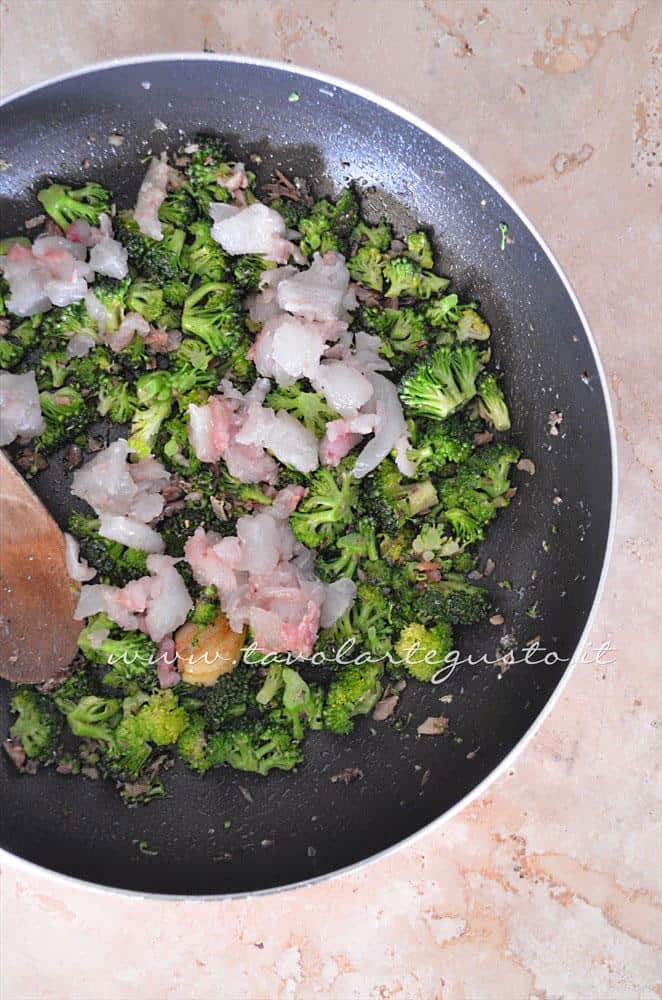 Aggiungere il filetto di orata ai broccoli - Ricetta  Pappardelle con Pesce, Broccoli e Pecorino - Ricetta di Tavolartegusto