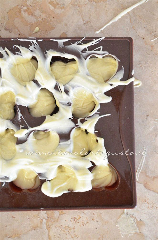 Versare il cioccolato negli stampi - Ricetta Cioccolatini Ripieni