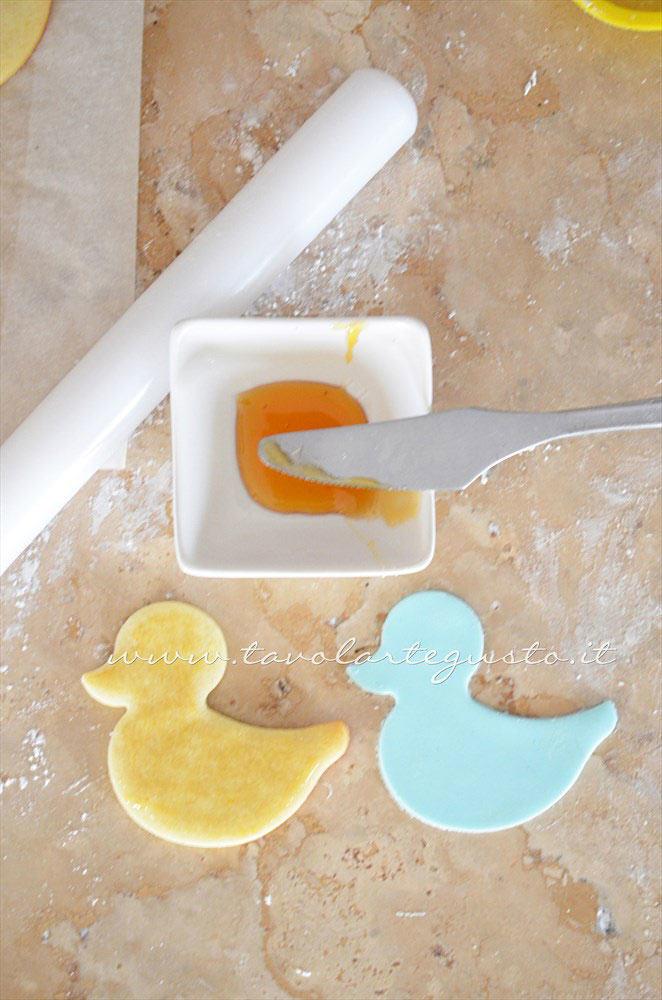 Intagliare la sfoglia di Pasta di zucchero realizzando i pulcini -  Ricetta Biscotti di Pasqua Pulcini decorati in Pasta di Zucchero