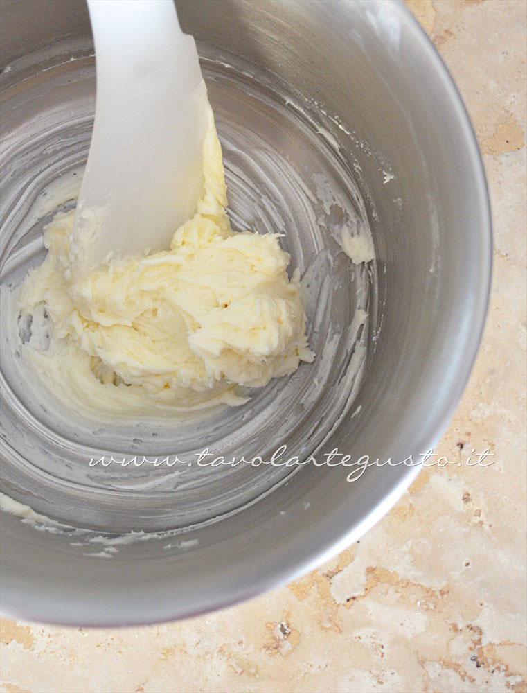Montare burro e zucchero a crema - Ricetta Tartufi al cioccolato al latte e nocciole - Ricetta di Tavolartegusto