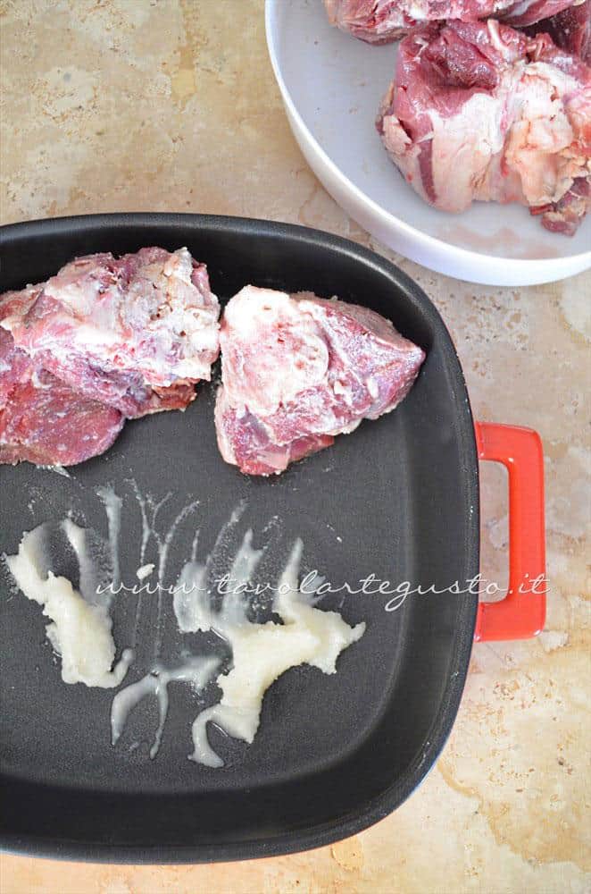 Spalmare la sugna sulla carne - Ricetta Agnello al forno