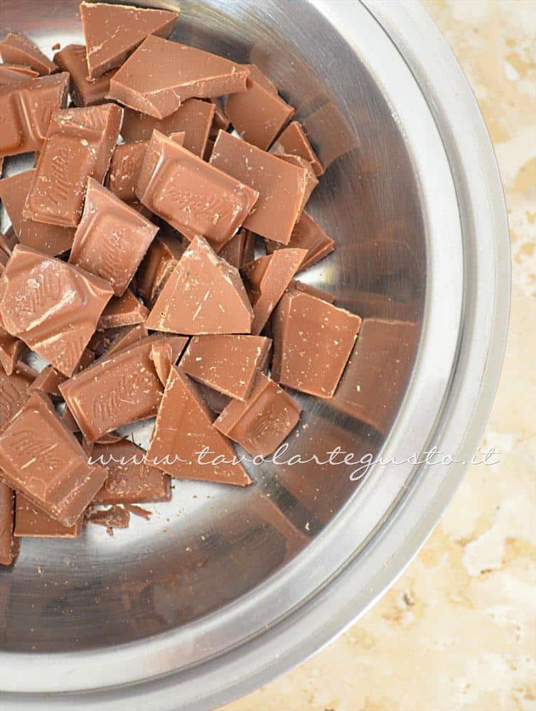 Spezzare il cioccolato nel bagnomaria - Ricetta Tartufi al cioccolato al latte e nocciole - Ricetta di Tavolartegusto
