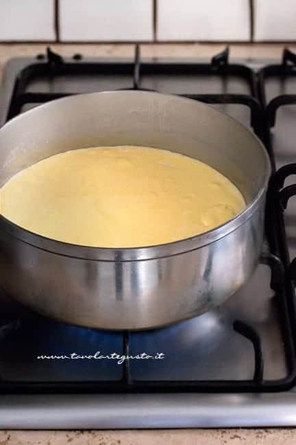 aggiungere la montata di uova al latte bollente - Ricetta Crema pasticcera