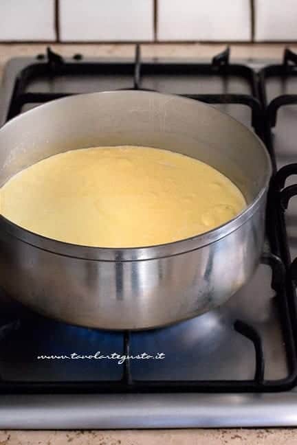 aggiungere la montata di uova al latte bollente - Ricetta Crema pasticcera - Ricetta di Tavolartegusto