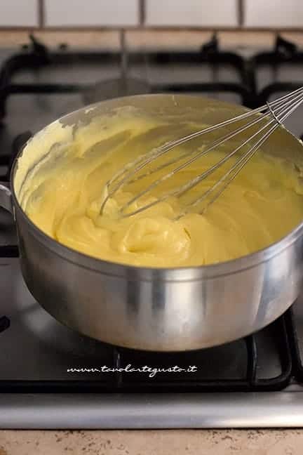 girare velocemente la crema sul fuoco - Ricetta Crema pasticcera