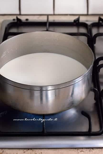 scaldare il latte - Ricetta Crema pasticcera