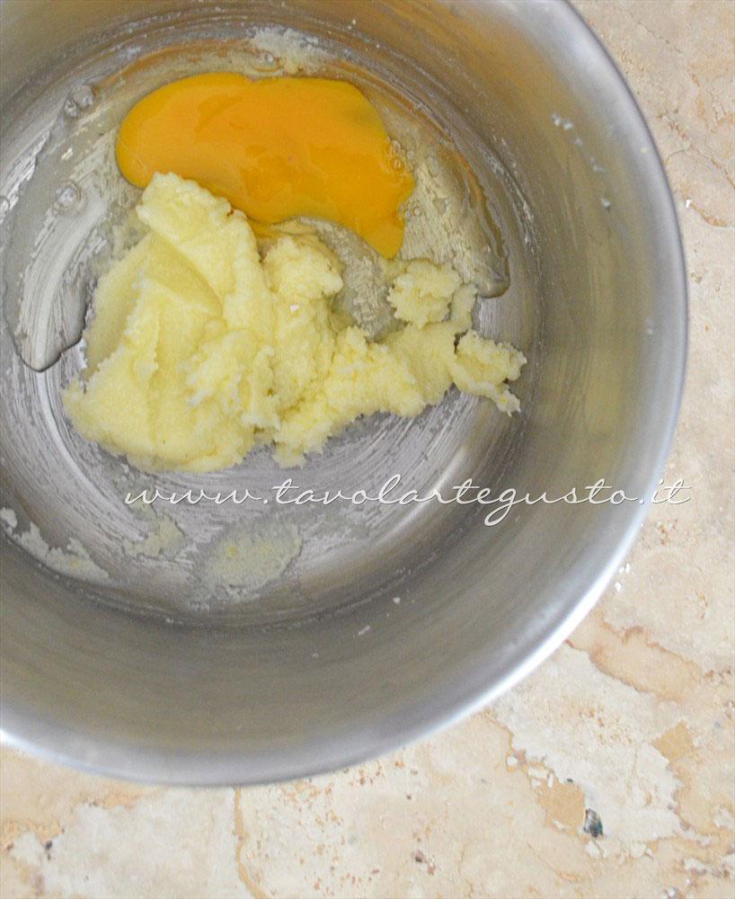 Aggiugere l'uovo alla crema di burro e zucchero - Ricetta Muffins ricotta e mele