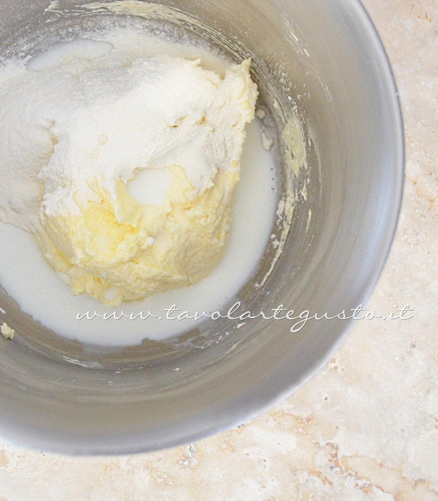 Aggiungere latte e farine a poco a poco - Ricetta Biscotti per colazione Campagnole home made