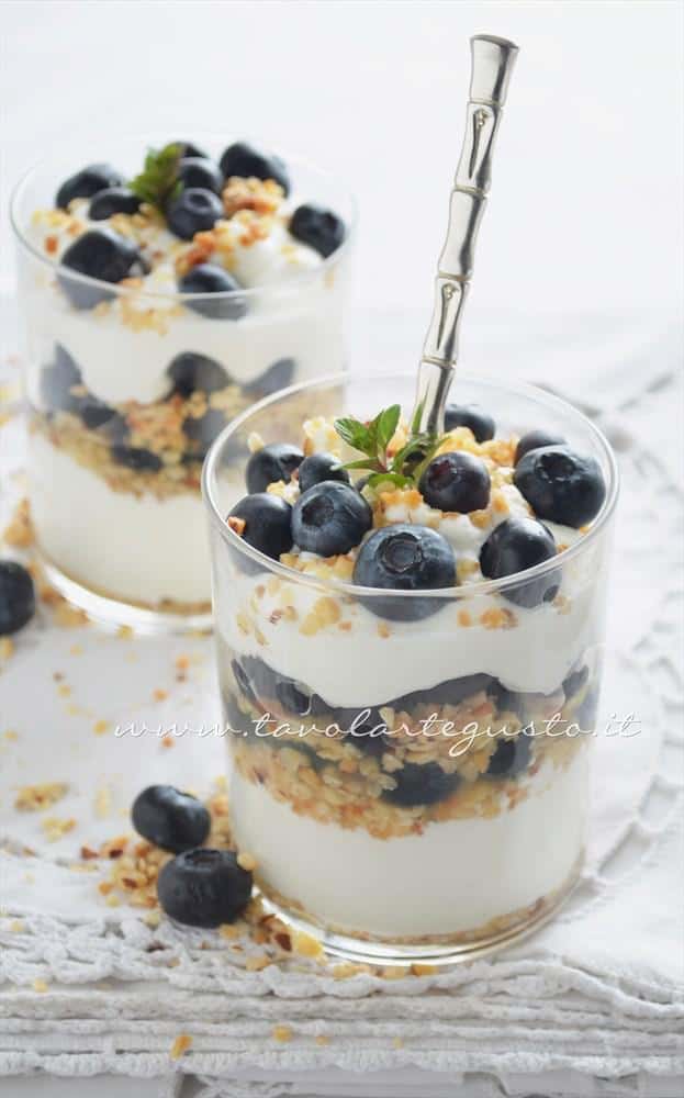 Coppe yogurt chantilly e mirtilli - Ricetta Coppe yogurt