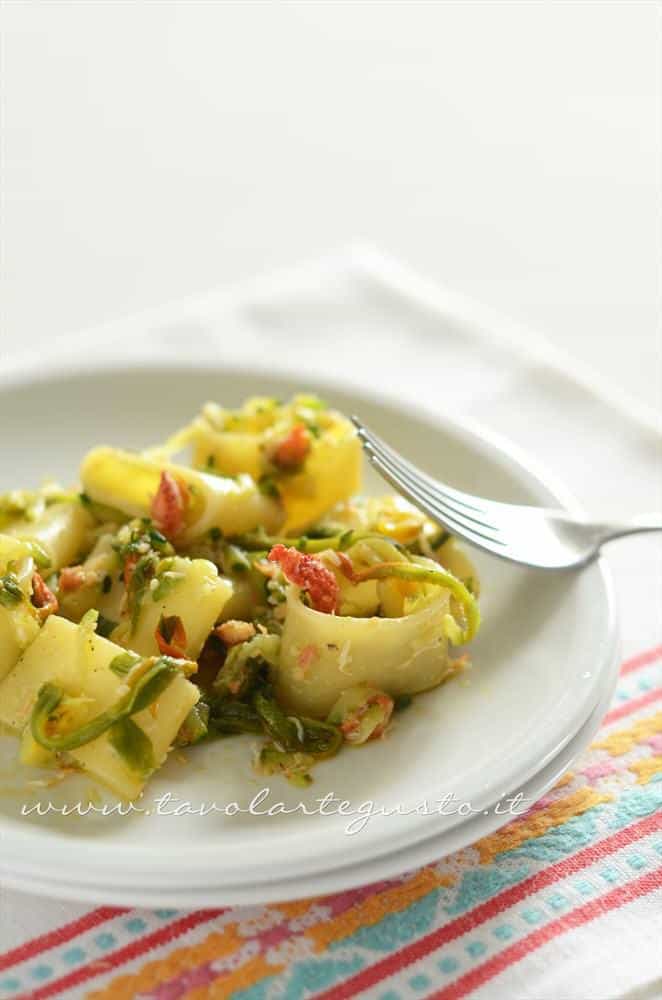 Calamarata con granchio zucchine e fiori di zucca - Tavolartegusto